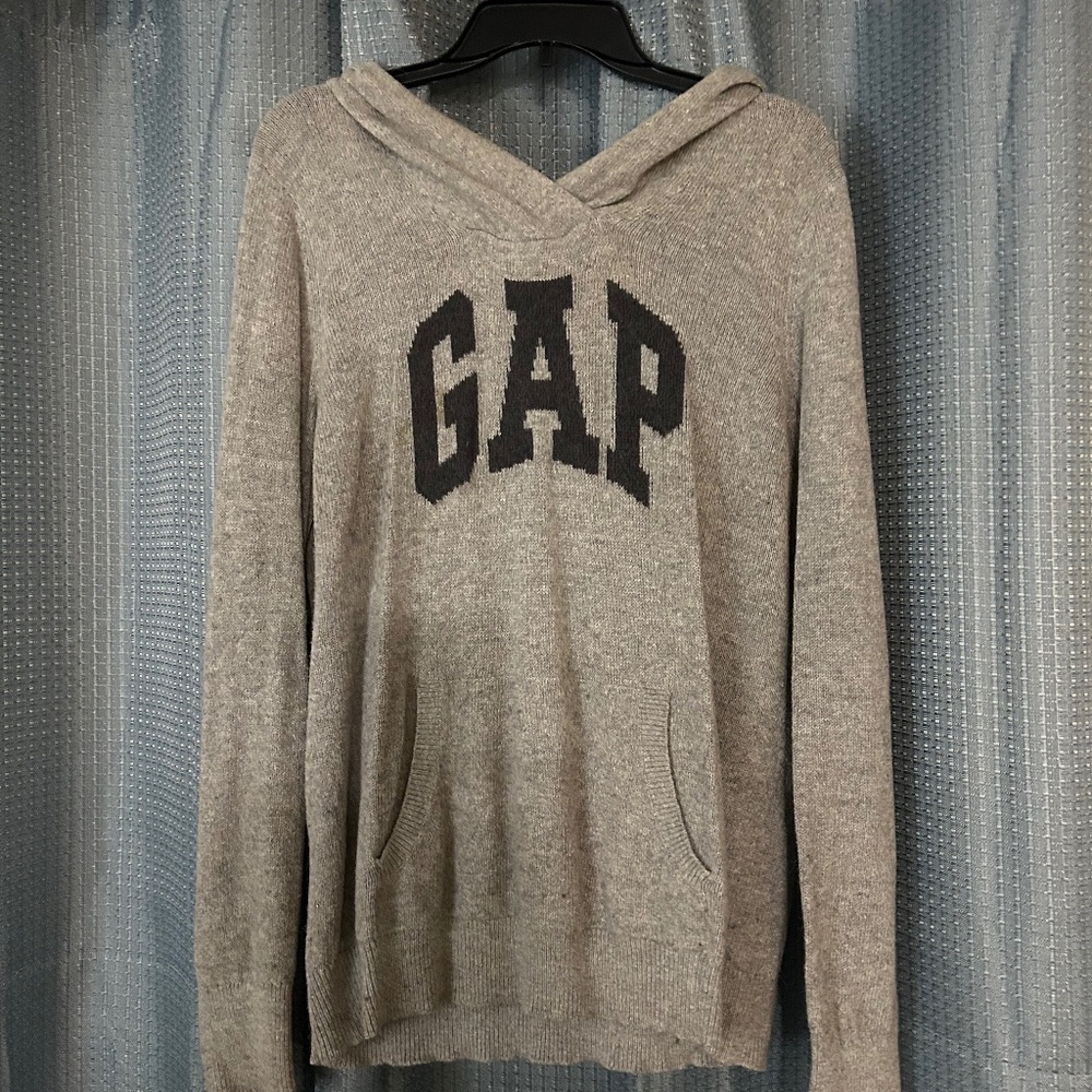 Gap sweater